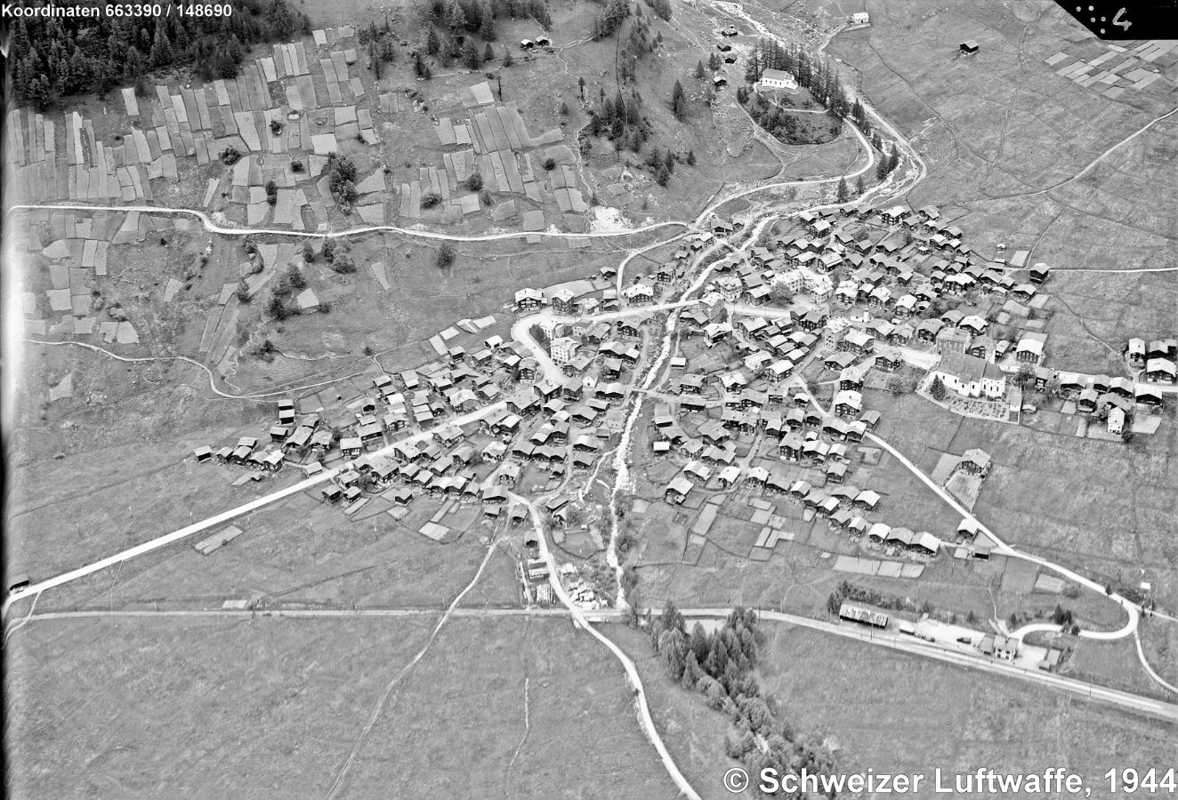 Gommerdorf Münster im Jahre 1944. Gut sichtbar am Nordhang ist die kleinräumige, landwirtschaftliche Nutzung. Das alte Erbrecht hat Land und Wirtschaftsgebäude unter den Erben genau aufgeteilt, sodass z.T. Kleinstnutzungen entstanden sind. Dazu gibt das Dossier detaillierte Informationen (download).